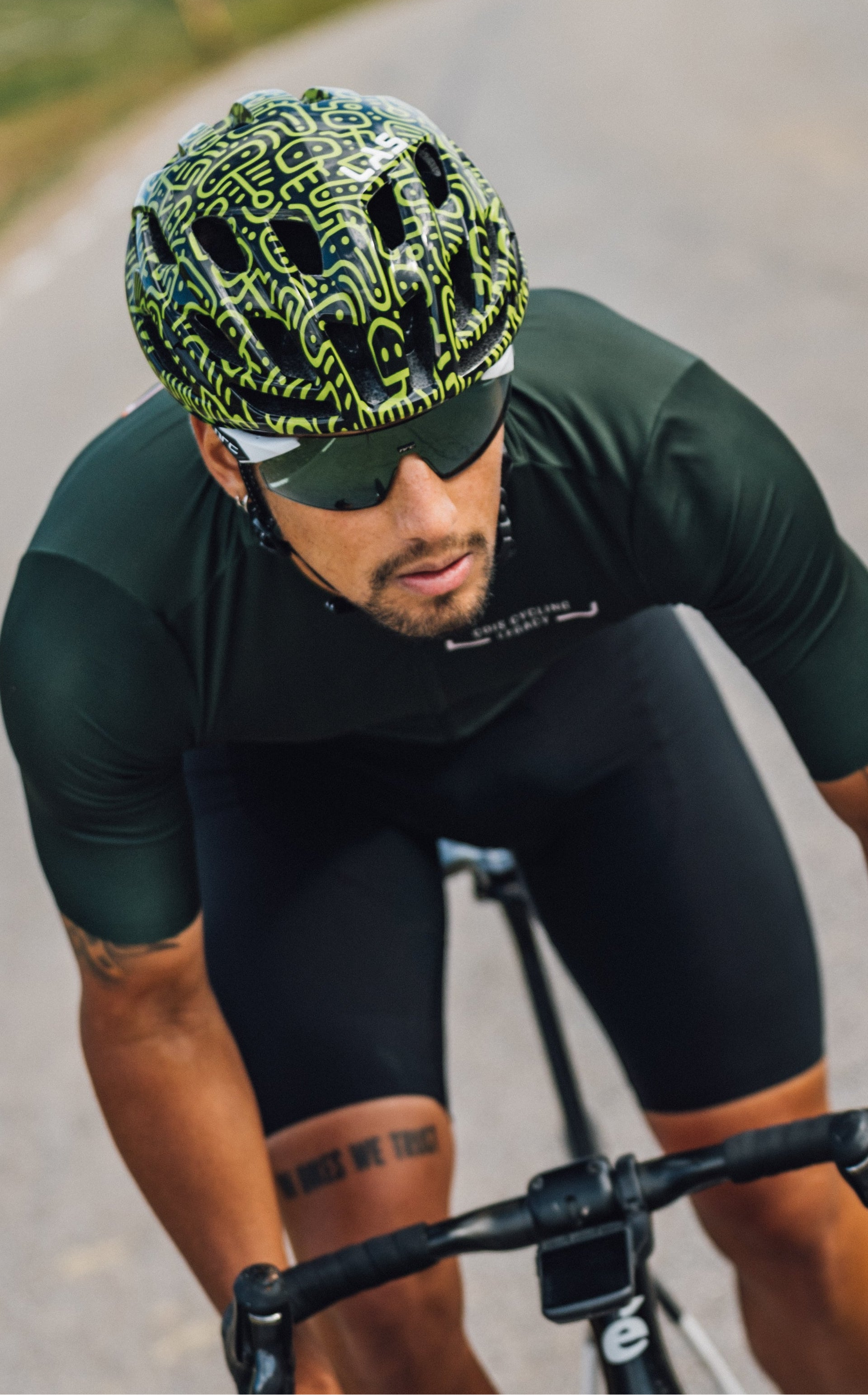Occhiali da sole sportivi grigi con lenti polarizzate fumè Occhiali da sole sportivi grigi con lenti polarizzate fumè